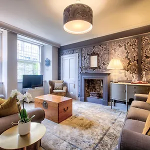 Hamilton Place - Beautiful And With Private Entrance Sleeps 4 Apartment